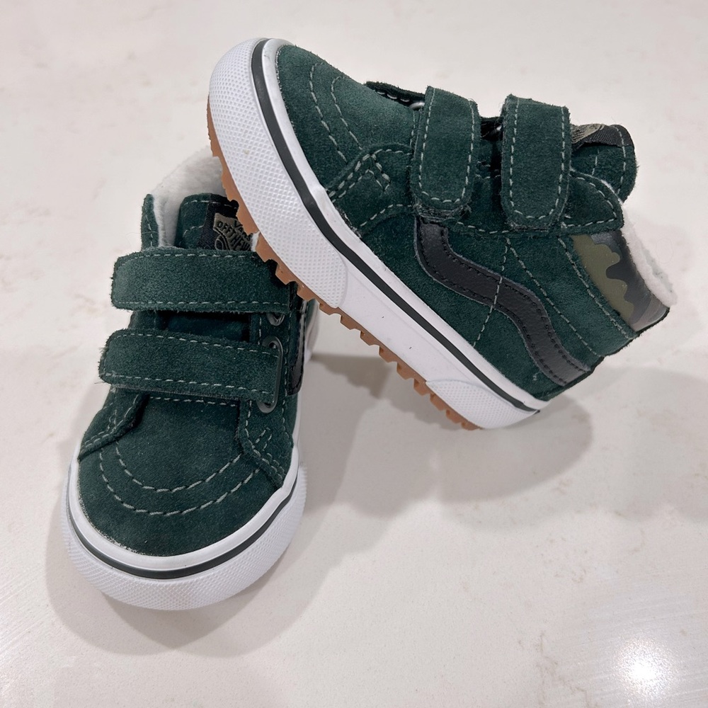 Green camo sherpa toddler vans size 4 NEW